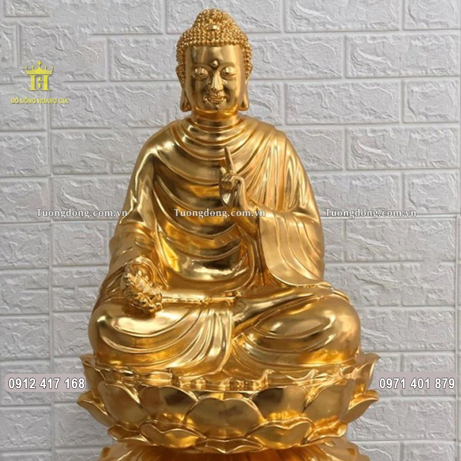 Gương mặt tròn đầy phúc hậu của Ngài được chạm khắc sắc nét